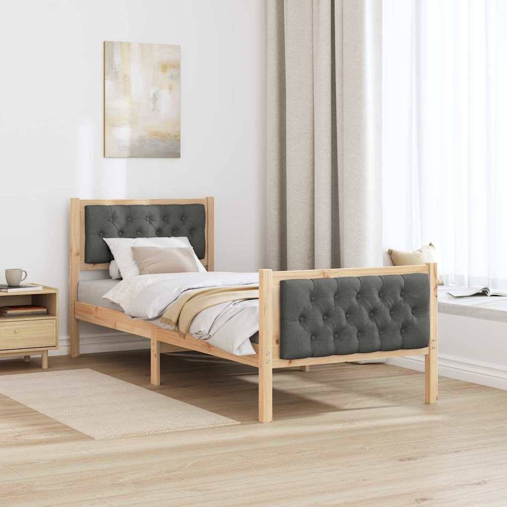 Ein minimalistisches Schlafzimmer mit einem Holzbettgestell und einem grauen gepolsterten Kopfteil, beigefarbener Bettwäsche und einem Nachttisch, das weiches natürliches Licht einfängt.