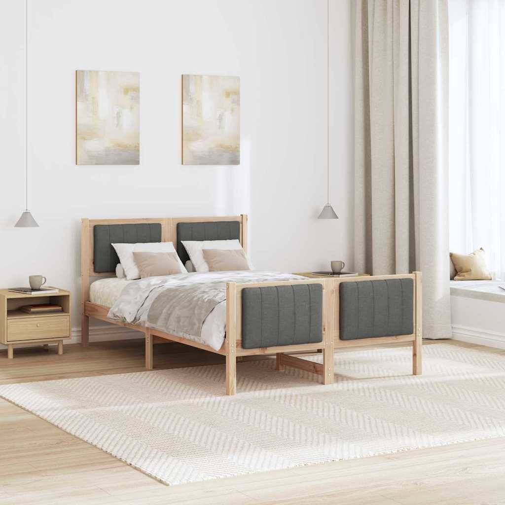 Ein modernes Schlafzimmer mit einem Holzbett mit grauer Bettwäsche, einem Holznachttisch und minimalistischer Dekoration. Großes Fenster mit beigen Vorhängen auf der rechten Seite.