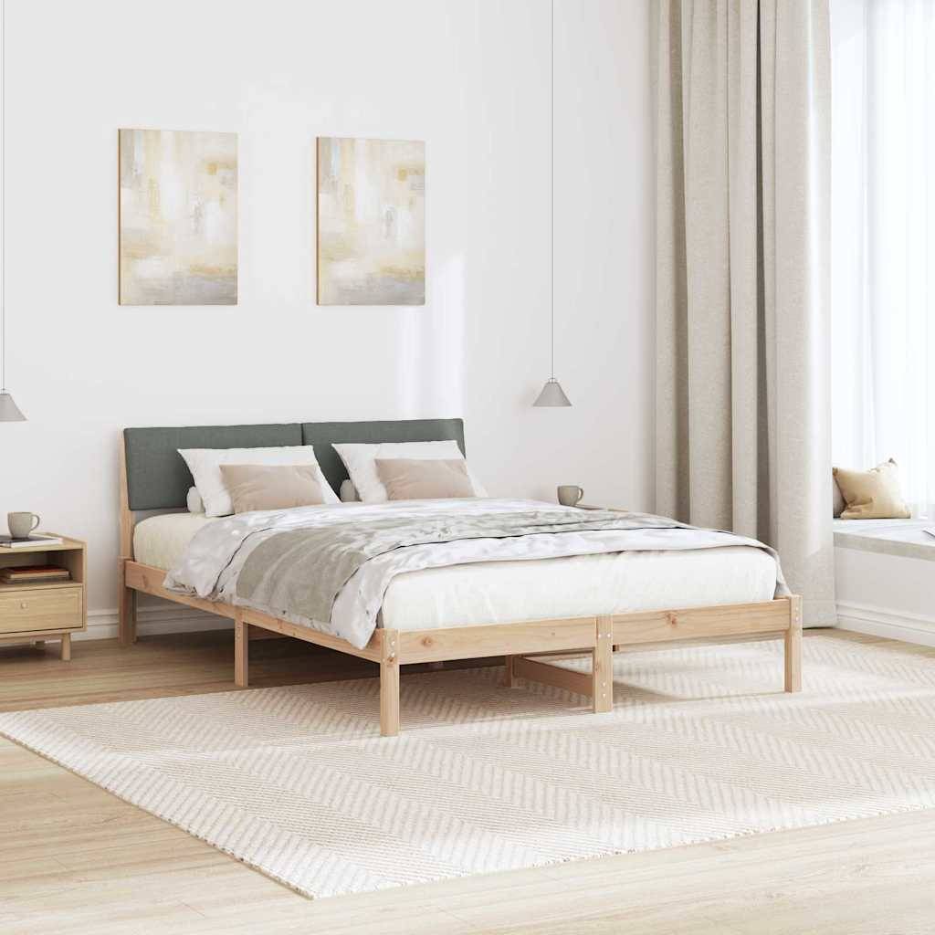 Minimalistisches Schlafzimmer mit einem Holzbett, grünem Kopfteil, beiger Bettwäsche und zwei abstrakten Gemälden. Sonnenlicht filtert durch große Vorhänge.