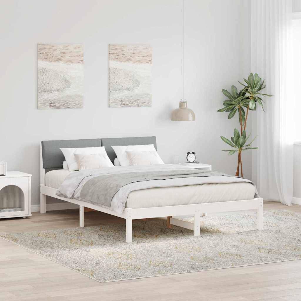 Ein modernes Schlafzimmer zeigt ein ordentlich gemachtes Bett mit neutralfarbener Bettwäsche, zwei abstrakten Gemälden über dem Kopfteil und einer Zimmerpflanze in einem Topf.