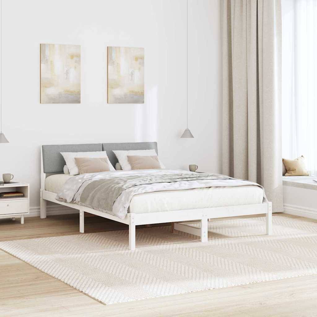 Ein minimalistisches Schlafzimmer mit einer hellen Farbpalette zeigt ein Doppelbett, zwei abstrakte Gemälde und ein großes Fenster mit beigen Vorhängen.