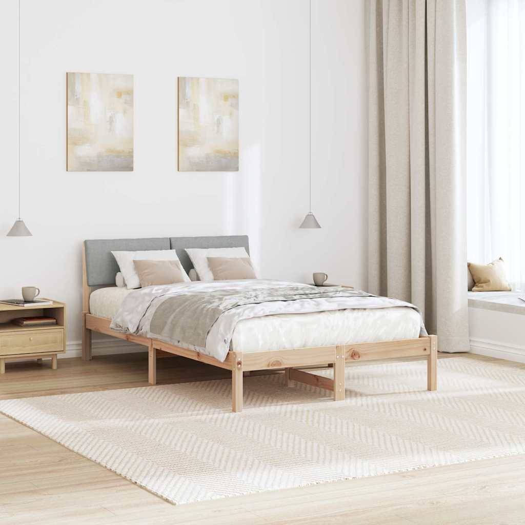 Ein minimalistisches Schlafzimmer mit einem Holzbett, leichter Bettwäsche, zwei hängenden Pendelleuchten, einem kleinen Nachttisch und zwei abstrakten Gemälden.