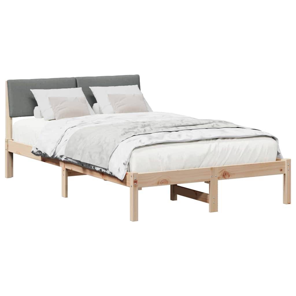 Ein Holzbett mit einem grauen Kopfteil, weißer Bettwäsche und zwei grauen Kissen. Der Bettrahmen ist schlicht und minimalistisch im Design.
