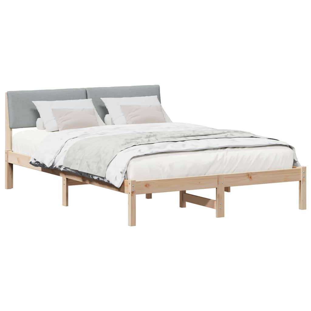 Ein Bettgestell aus hellem Holz mit einem grau gepolsterten Kopfteil, weißer Bettwäsche und zwei Zierkissen, platziert in einer minimalistischen Umgebung.