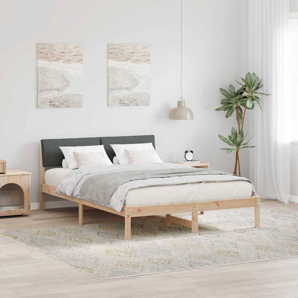 Ein modernes Schlafzimmer mit einem Doppelbett, das einen hellen Holzrahmen und einen dunklen Kopfteil hat. Zwei abstrakte Gemälde hängen darüber. Eine Pflanze steht in der Nähe.