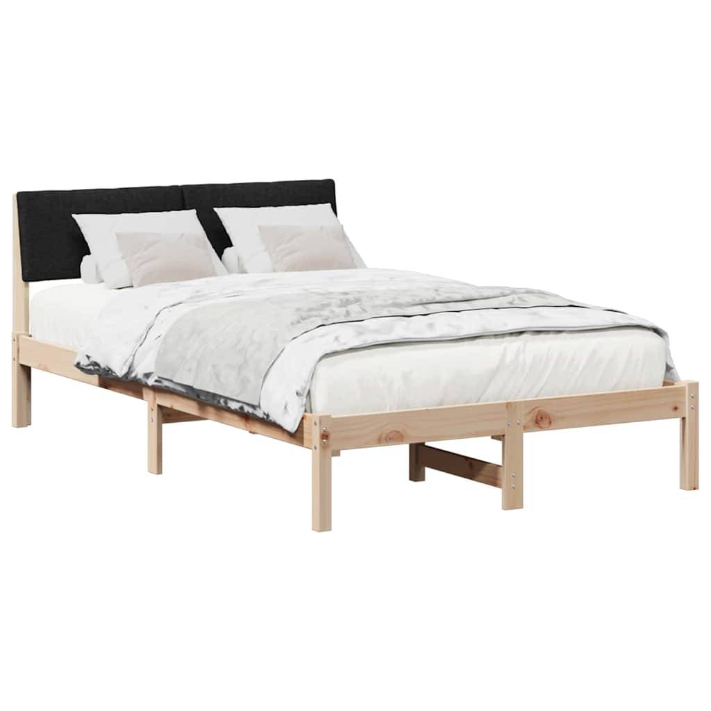 Ein Holzbettgestell mit einem schwarzen Kopfteil, ordentlich bezogen mit einer weißen Bettdecke und zwei Kissen, in einem hell erleuchteten Raum.