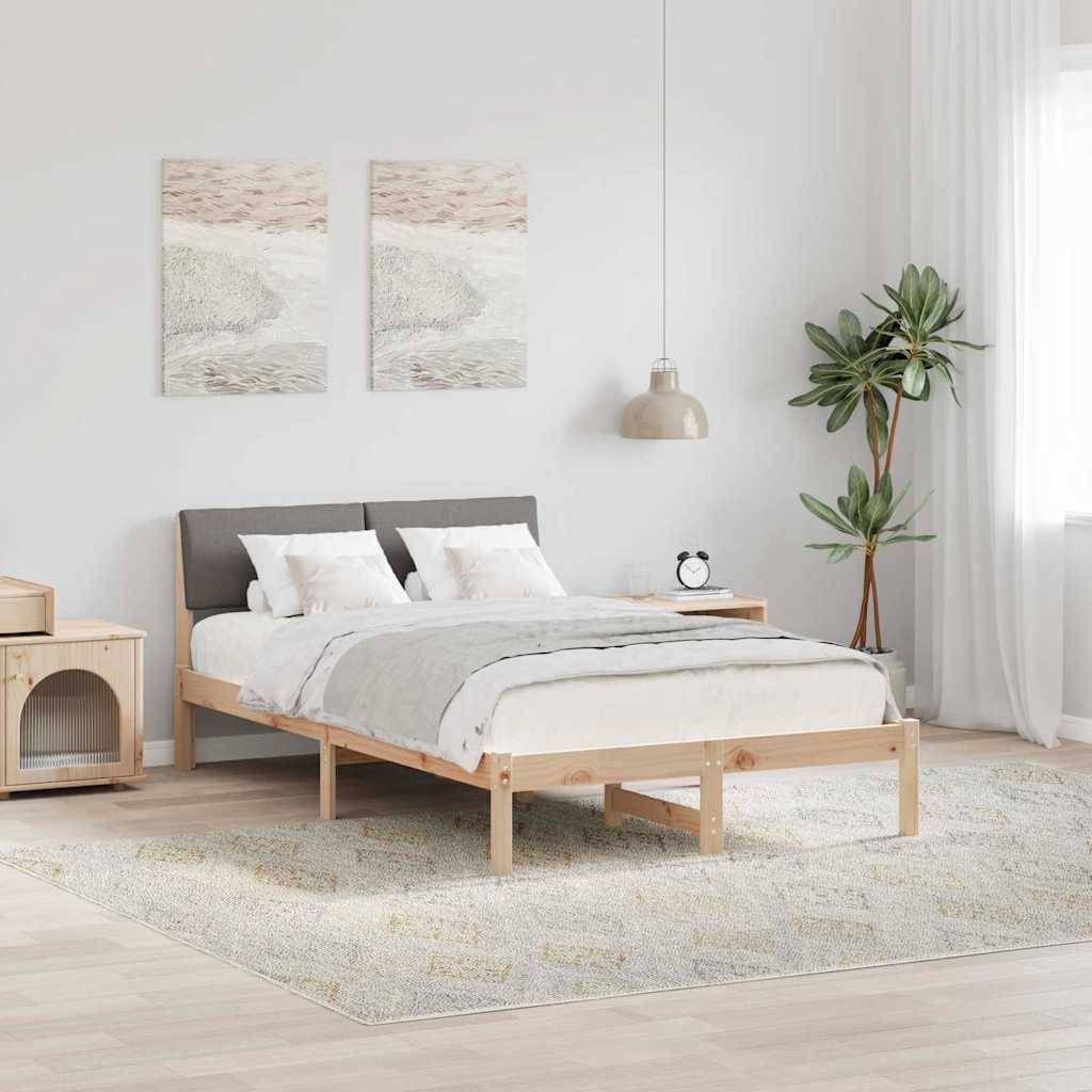 Ein minimalistisches Schlafzimmer mit einem Holzbettgestell, weißer Bettwäsche, zwei abstrakten Gemälden oben darüber, einer Pflanze, einem Nachttisch und einer Leuchte.