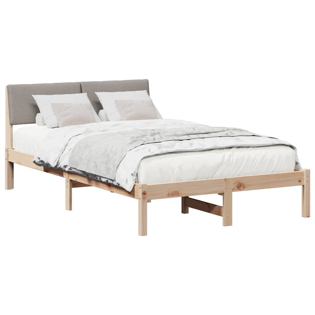 Ein Holzbettrahmen mit hellem Holzfinish und gepolstertem Kopfteil in Grau, ausgestattet mit weißer Bettwäsche und Kissen.