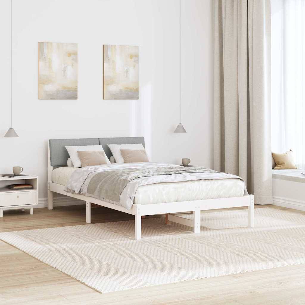 Minimalistisches Schlafzimmer mit einem Doppelbett, neutralen Farben und natürlichem Licht. Wandkunst und ein Nachttisch verstärken die ruhige Atmosphäre.