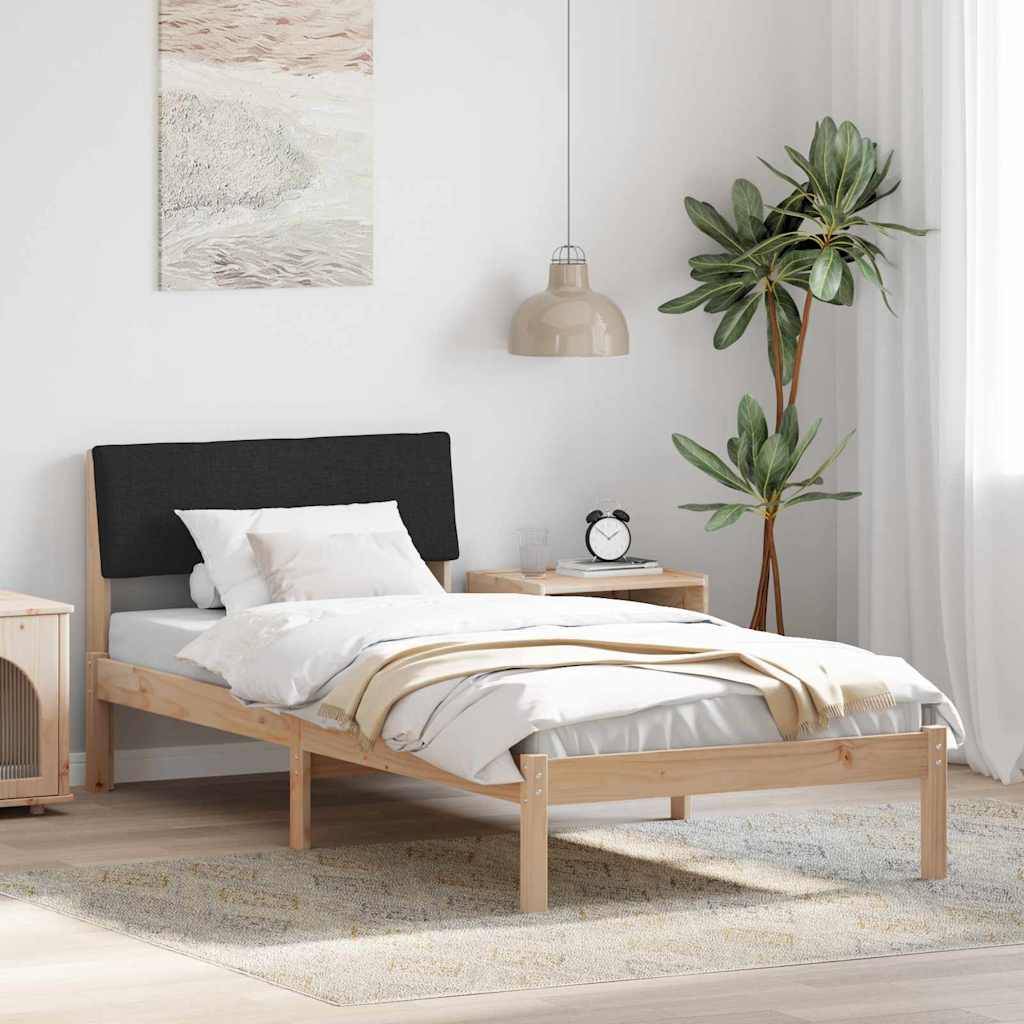 Helles, minimalistisches Schlafzimmer mit Holzbett, weißer Bettwäsche, schwarzem Kopfteil, hängender Lampe, Nachttisch, Pflanze und transparenten Vorhängen.
