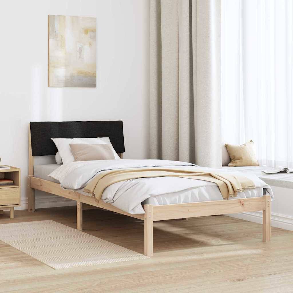 Ein minimalistisches Schlafzimmer mit einem Holzbett, beigefarbener Bettwäsche, einem Nachttisch, einem Teppich und einem großen Fenster mit leichten Gardinen.