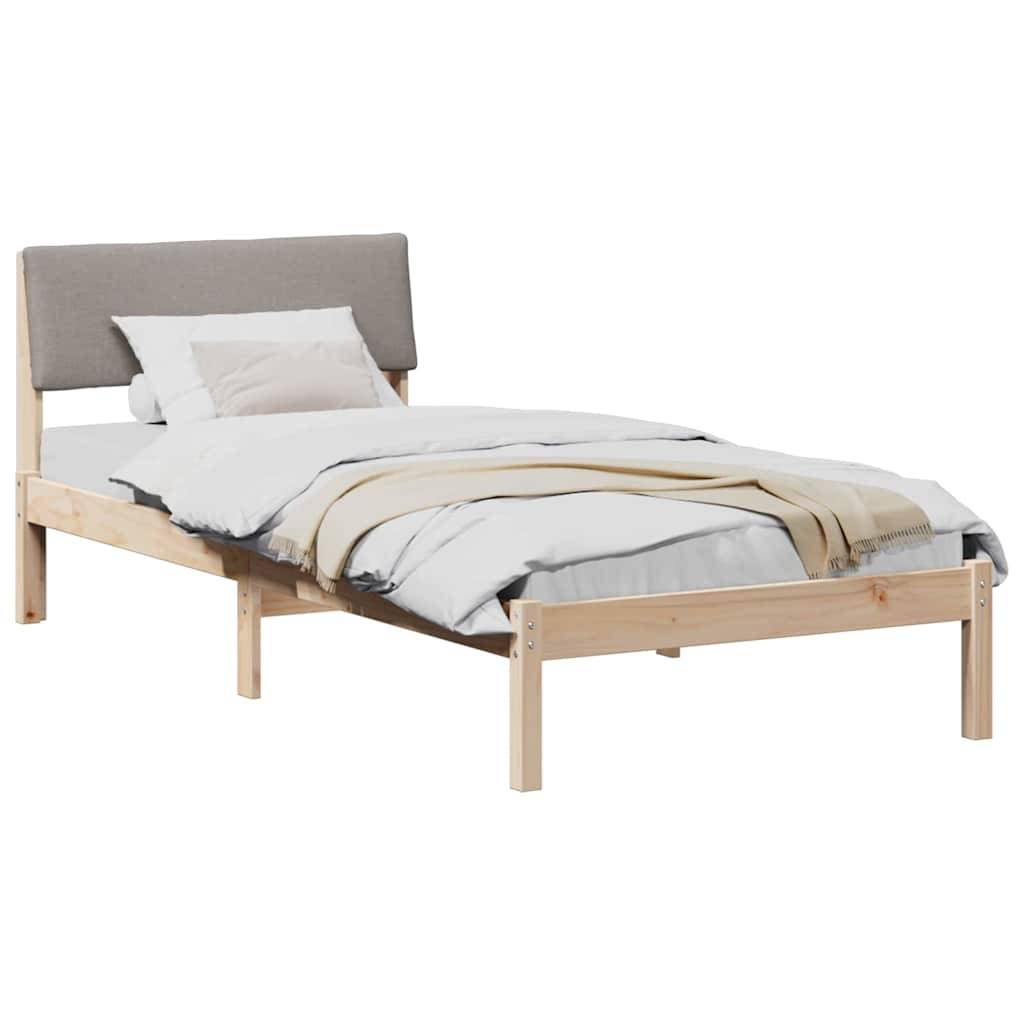 Ein Holzbett für eine Person mit gepolstertem Kopfteil, weißer Bettwäsche sowie einer beigen Decke und einem beigen Kissen, vor einem schlichten weißen Hintergrund.