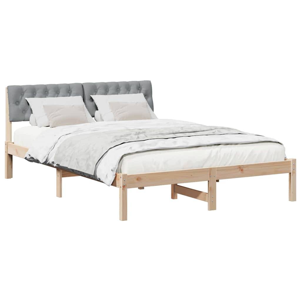 Ein Holzbettgestell mit einem gepolsterten grauen Kopfteil, ausgestattet mit einer weißen Bettdecke und zwei weißen Kissen, von einem Winkel aus betrachtet.