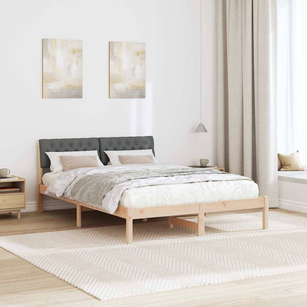 Ein minimalistisches Schlafzimmer zeigt ein Doppelbett mit einem grauen Polsterkopfteil, neutraler Bettwäsche, hellen Holzdielen und zwei abstrakten Gemälden.
