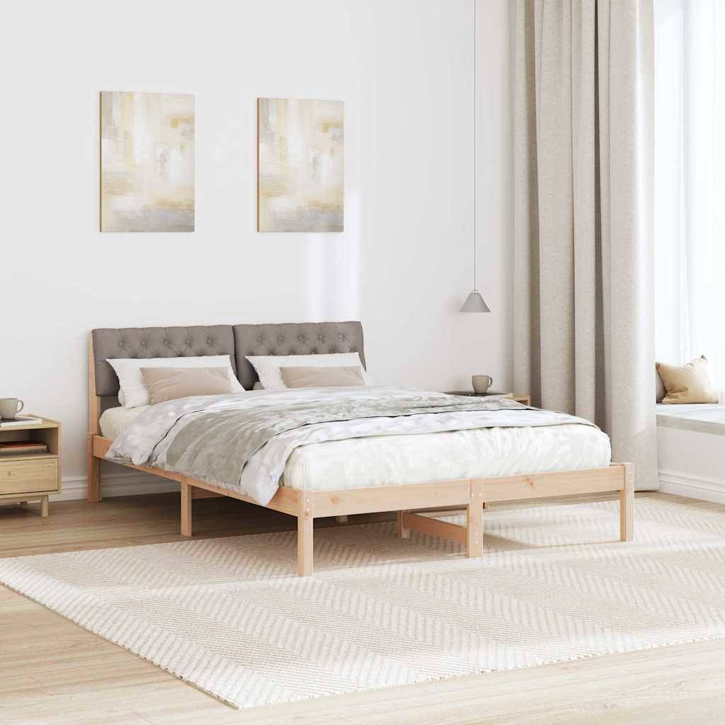 Ein modernes Schlafzimmer mit einem Holzbett, einem grauen gepolsterten Kopfteil und neutraler Bettwäsche. Zwei abstrakte Gemälde und ein Fenster mit Vorhängen im Hintergrund.