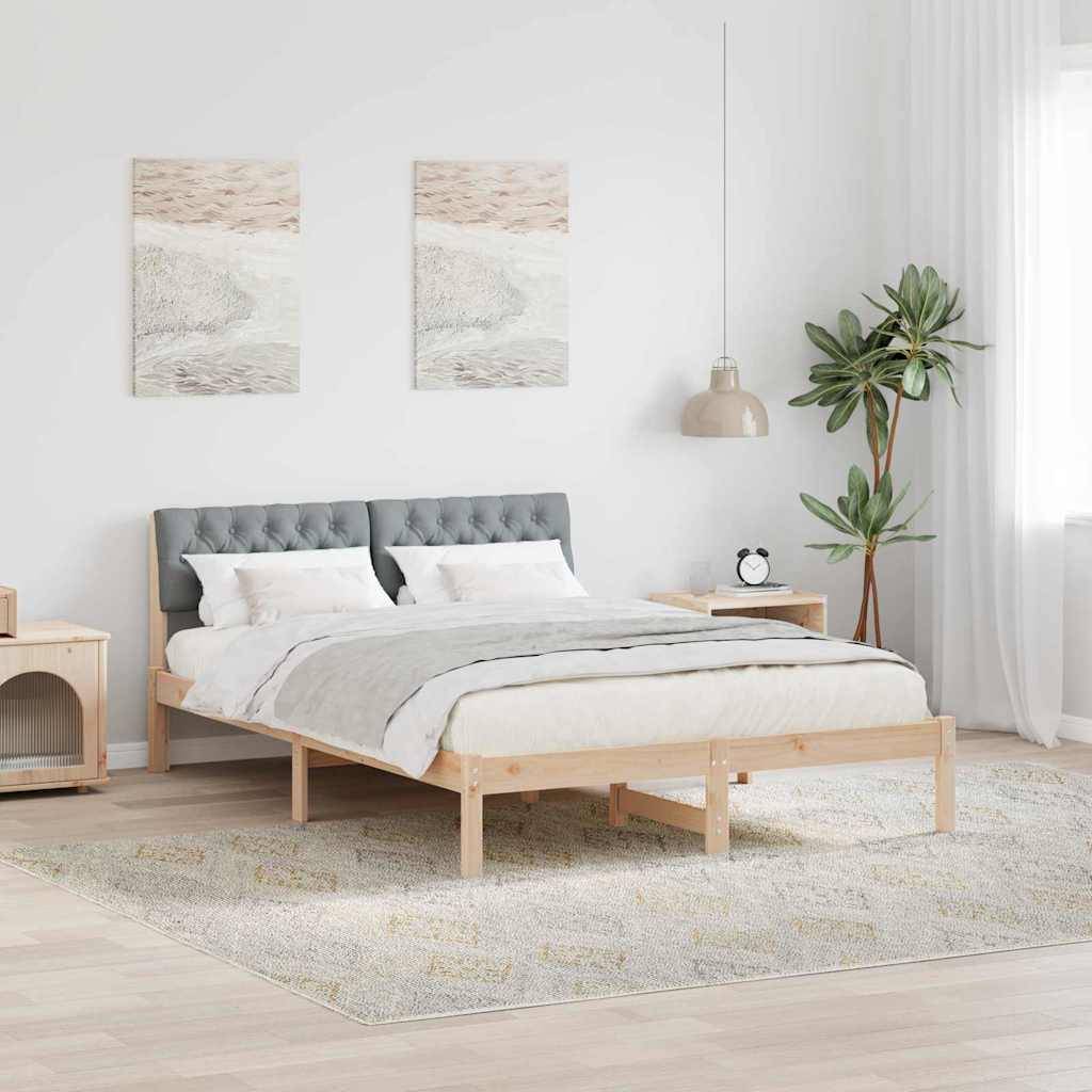Ein minimalistisches Schlafzimmer mit einem Holzbettgestell, einem grauen, gesteppten Kopfteil, weißer Bettwäsche und zwei abstrakten Gemälden an der Wand. Eine Pflanze und eine Lampe stehen auf einem Nachttisch.