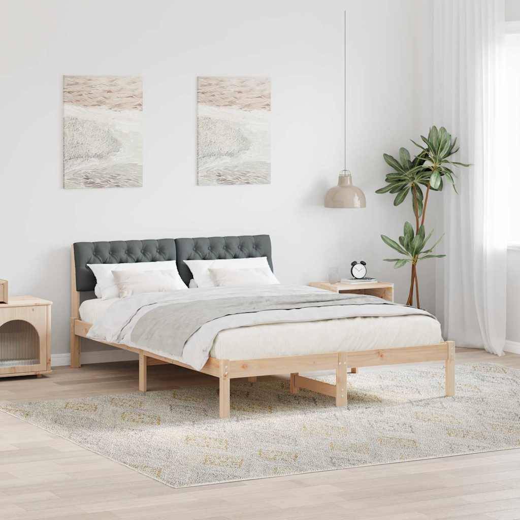 Ein modernes Schlafzimmer mit einem Doppelbett, grauem Kopfteil, weißer Bettwäsche, hellem Holzmobiliar und einer großen Zimmerpflanze neben dem Bett.