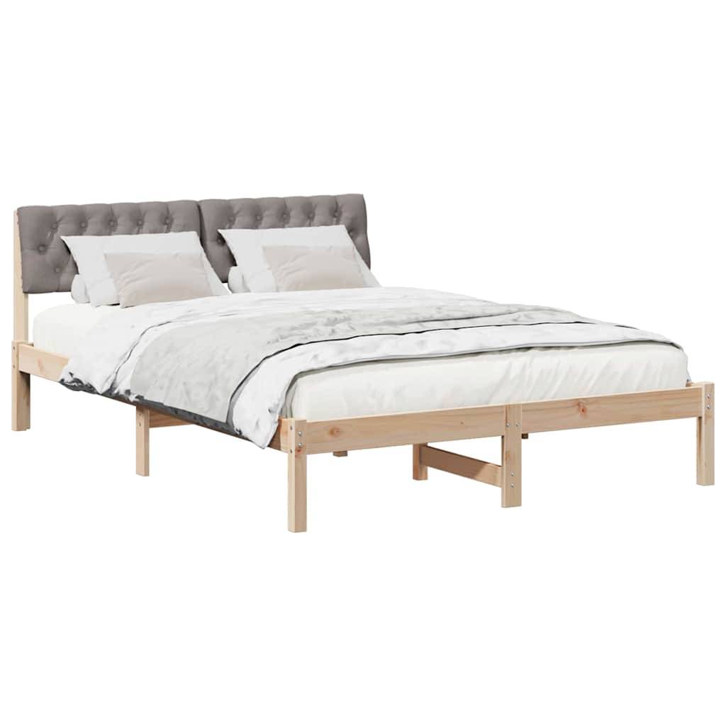 Ein Holzbettgestell mit einem grau gepolsterten Kopfteil, weißer Bettwäsche und zwei weißen Kissen, das einen modernen und stilvollen Eindruck vermittelt.