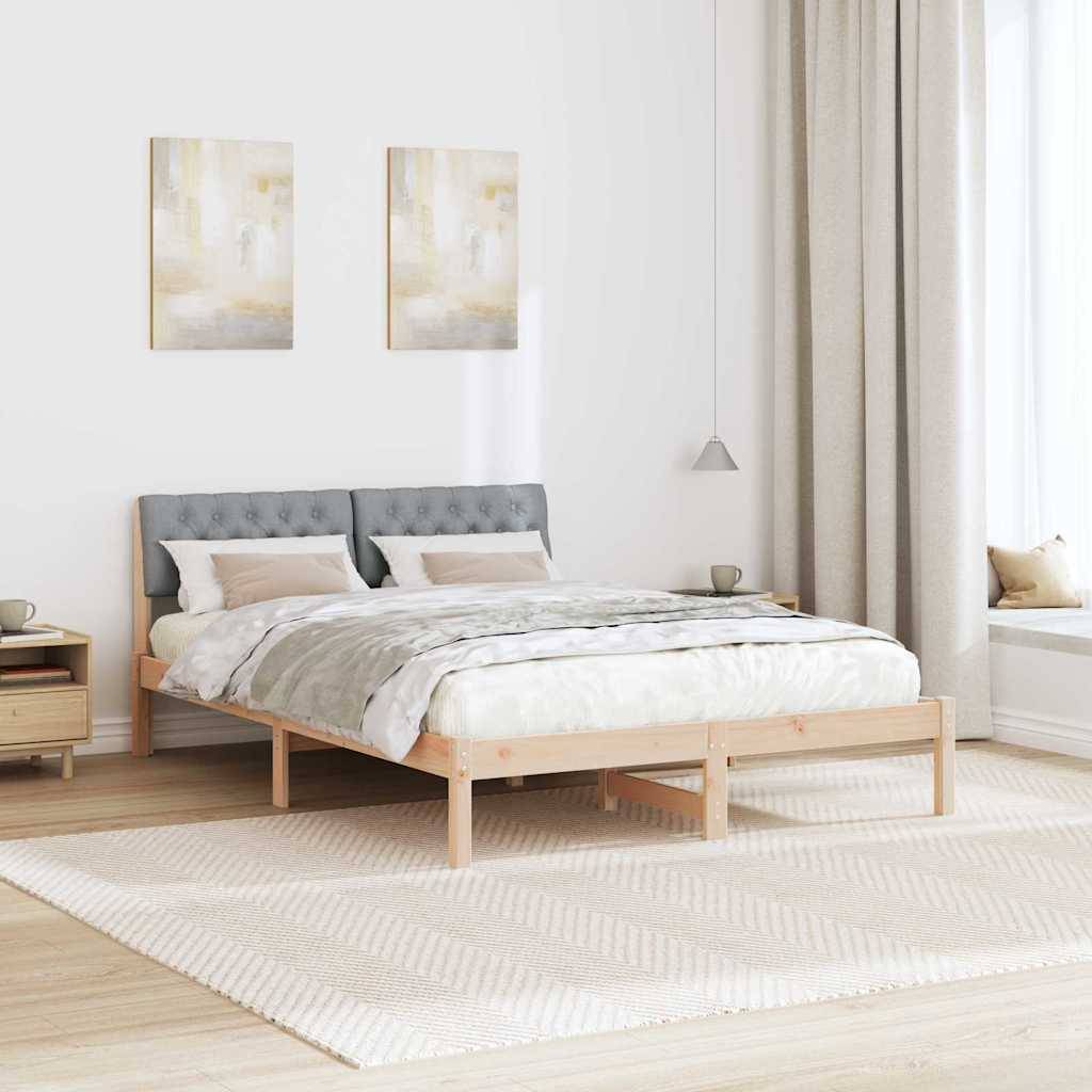 Modernes Schlafzimmer mit einem Holzbett, grau gepolstertem Kopfteil, heller Bettwäsche, zwei Gemälden an der Wand und einem großen Fenster mit Vorhängen.