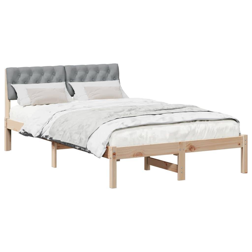 Ein Holzbettgestell mit einem gepolsterten grauen Kopfteil, weiß-grauer Bettwäsche und ordentlich angeordneten Kissen.