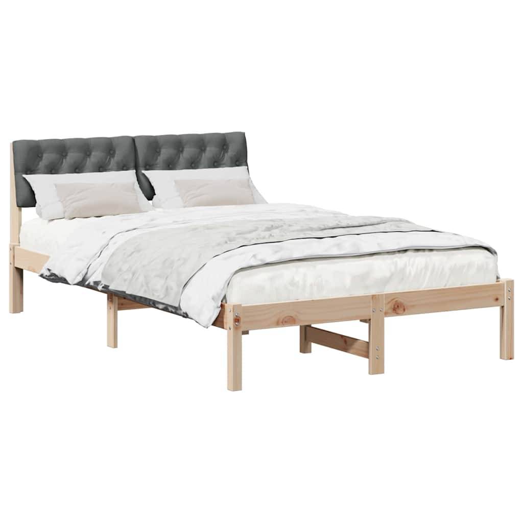 Ein Holzbettgestell mit einem grau gepolsterten Kopfteil und weißer Bettwäsche, einschließlich Kissen und Bettdecke. Das Bett steht vor einem weißen Hintergrund.