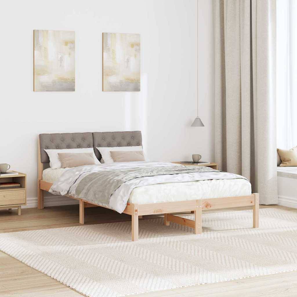 Ein minimalistisches Schlafzimmer mit einem Holzbett, grauem Kopfteil, heller Bettwäsche, zwei abstrakten Gemälden darüber und einer Stehlampe an der Seite.