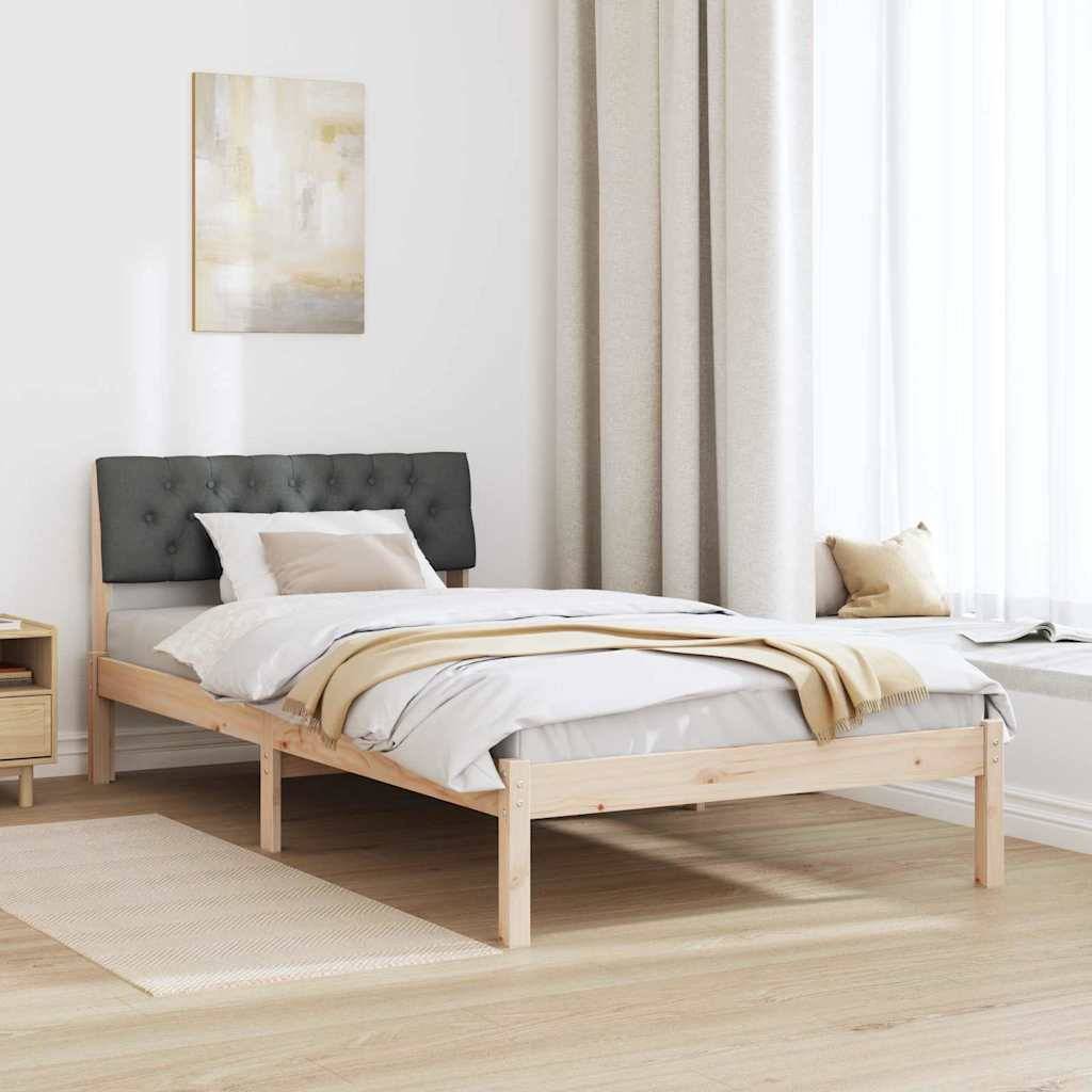 Ein minimalistisches Schlafzimmer mit einem Bettgestell aus Holz, neutraler weiß-beiger Bettwäsche, einem gepolsterten Kopfteil und einem Nachttisch, mit gerahmter Kunst an der Wand.