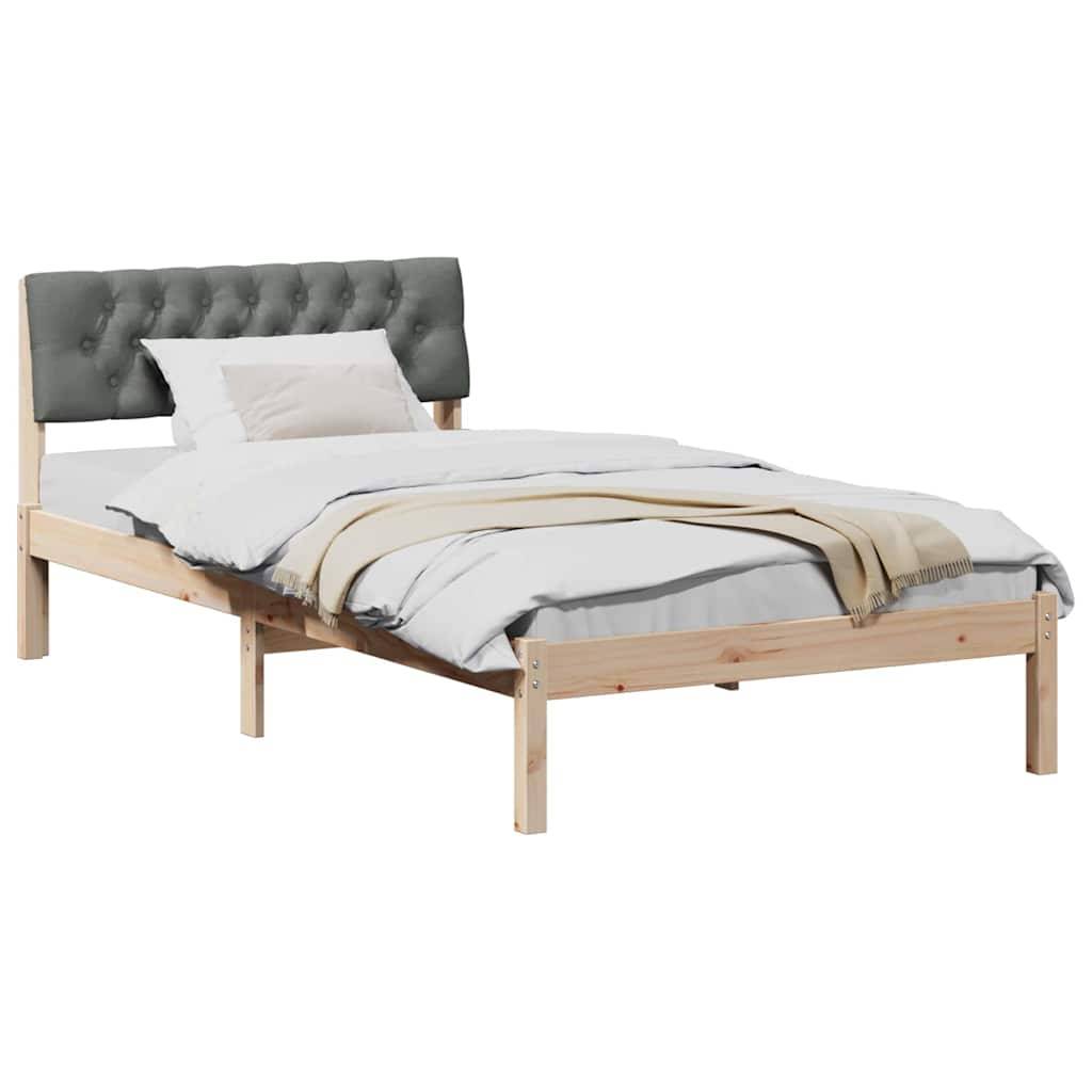 Ein Holzbettgestell mit einer gepolsterten, gesteppten Kopfseite, bezogen mit weißer Bettwäsche und einem beigen Überwurf, von der Seite präsentiert.