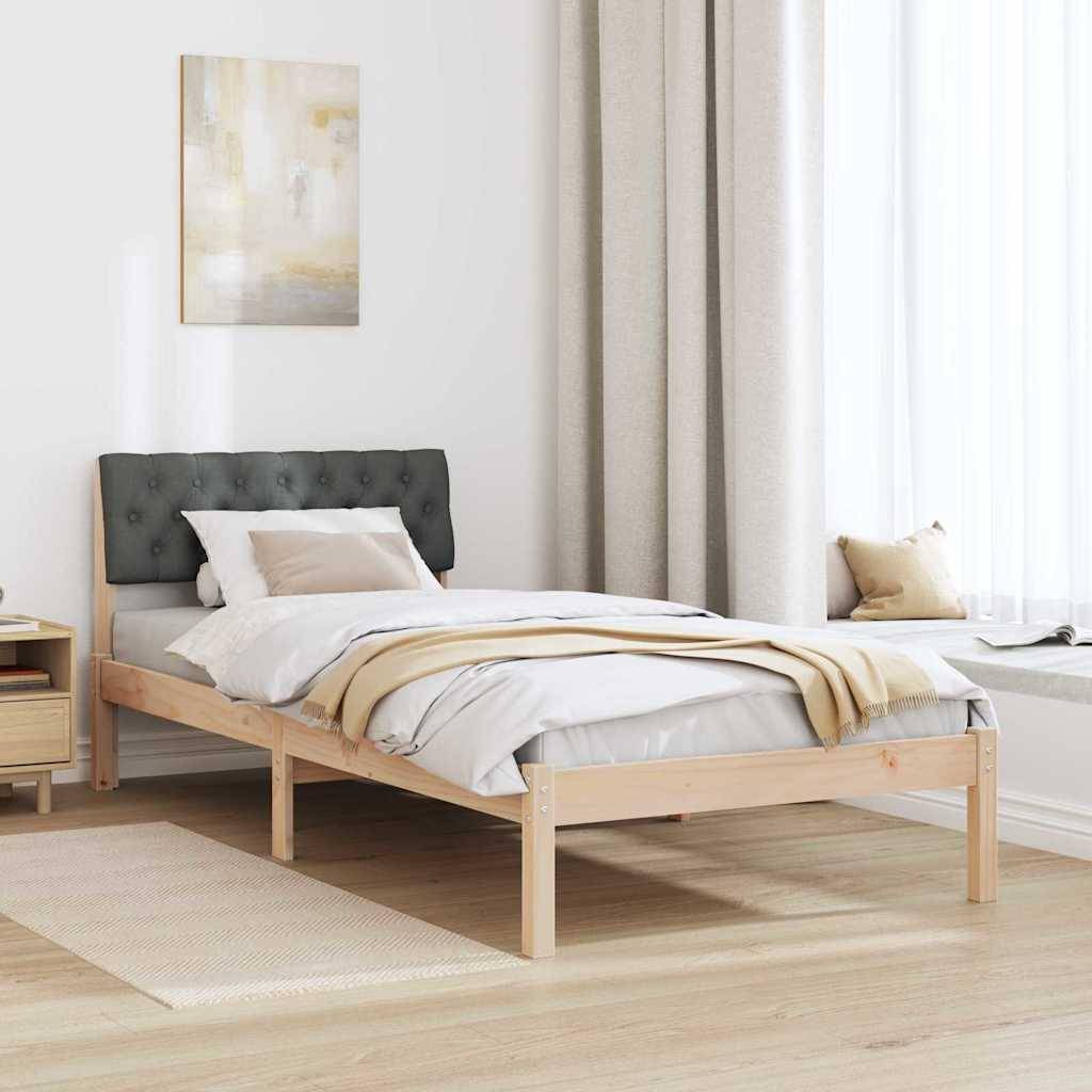 Ein sorgfältig gemachtes Bett mit gepolstertem Kopfteil steht in einem hellen Raum mit beigen Vorhängen, einem Holznachttisch und abstrakter Wandkunst.
