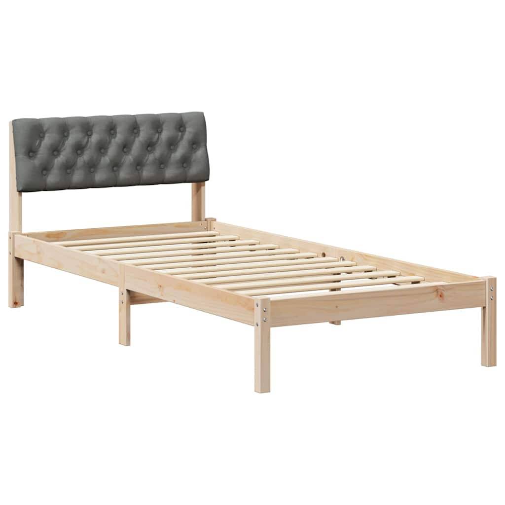 Holzrahmen eines Bettes mit einem grau gepolsterten, gesteppten Kopfteil, ohne Matratze dargestellt. Das Design ist schlicht und minimalistisch.