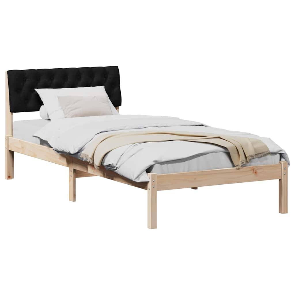 Holzbettrahmen mit schwarz gepolstertem Kopfteil, bezogen mit weißer Bettwäsche und einer gefalteten beigen Wurfdecke auf weißem Hintergrund.
