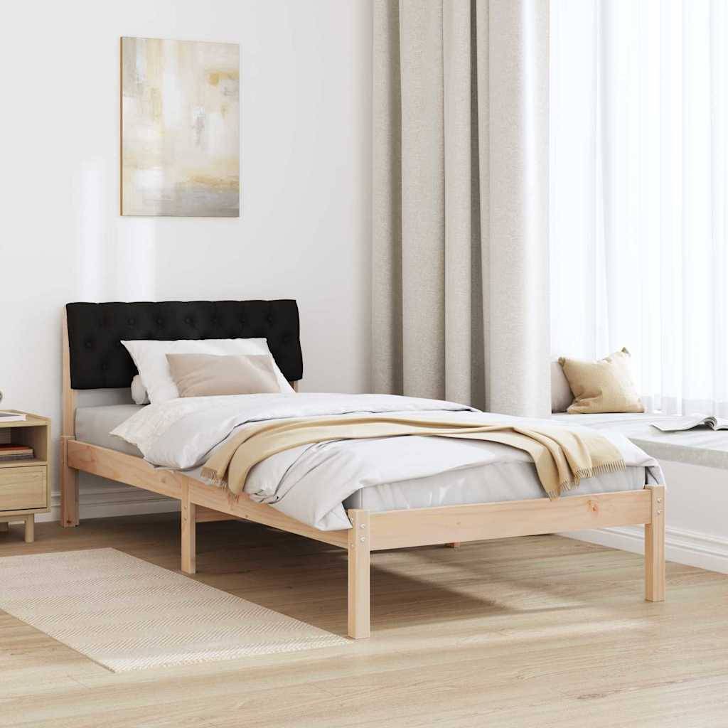 Minimales Schlafzimmer mit einem Holzbett, schwarzem gepolstertem Kopfteil, weißer Bettwäsche, neutraler Einrichtung und großem Fenster mit transparenten Vorhängen.