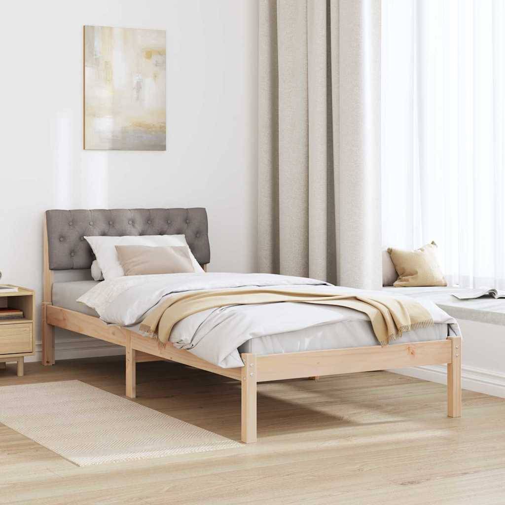 Ein minimalistisches Schlafzimmer zeigt ein Holzbett mit weißer und beiger Bettwäsche, einem gepolsterten Kopfteil, einem Nachttisch und großen Fenstern.
