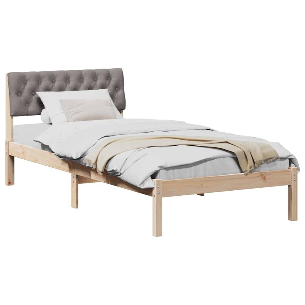 Ein ordentlich gemachtes Bett mit einem beigen gepolsterten Kopfteil, weißer Bettwäsche und einer zusammengelegten beigen Decke obenauf. Der Rahmen hat eine helle Holzfarbe.