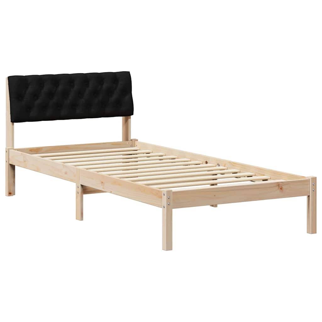 Ein Holzbettgestell mit Latten-Untergrund und einem schwarzen, gesteppten, gepolsterten Kopfteil, dargestellt vor weißem Hintergrund.