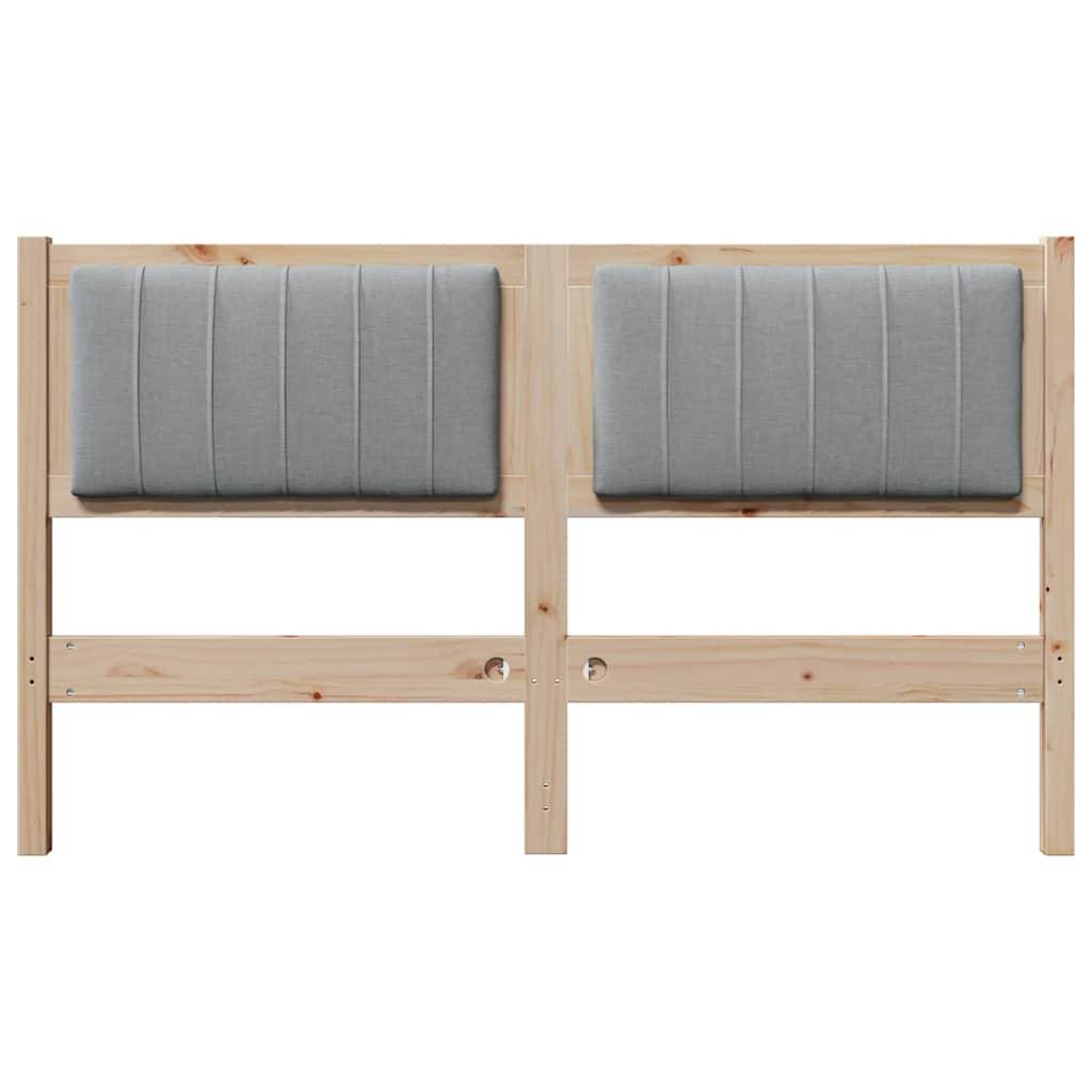 Ein Holzbettgestell mit zwei grauen gepolsterten Kopfteilen, das ein schlichtes und modernes Design aufweist.