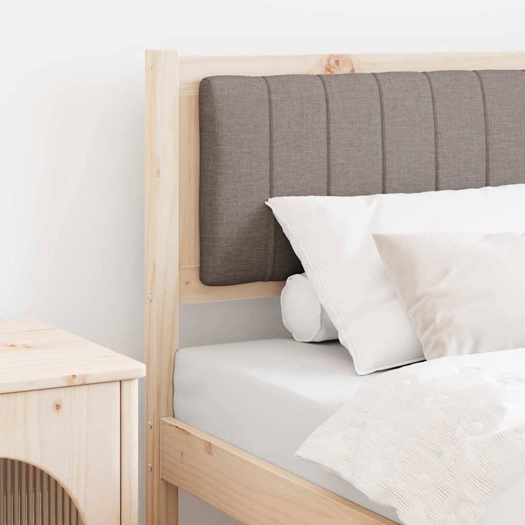 Ein ordentlich gemachtes Bett mit weißen und grauen Kissen steht neben einem hellen Holznachttisch in einem minimalistischen Raum und vermittelt eine ruhige Atmosphäre.