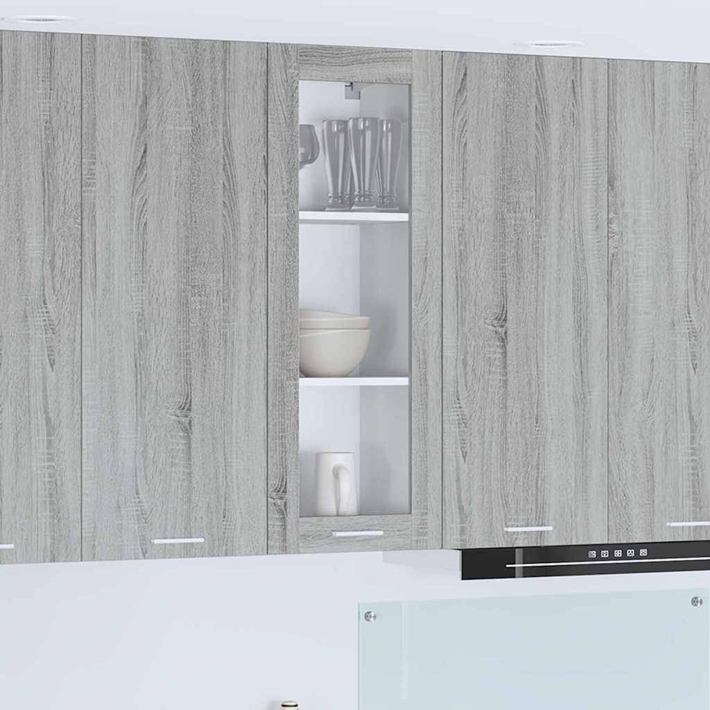 Holzküchenschränke mit einer Vitrinensektion aus Glas, die Geschirr präsentiert; modernes minimalistisches Design in neutralem Farbton.