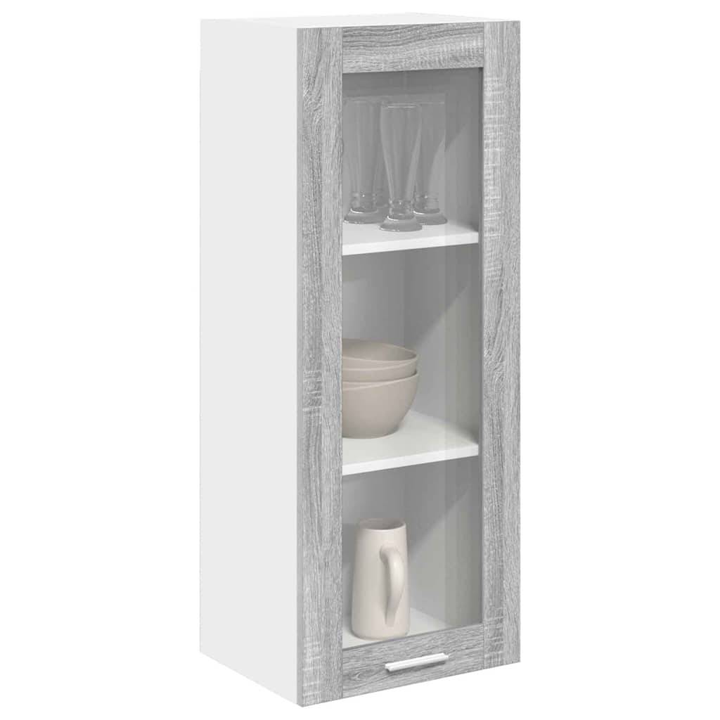 Ein hoher weißer Schrank mit grauem Holzrahmen und Glastür. Im Inneren halten zwei Regale Gläser, eine Schüssel und eine Kanne.