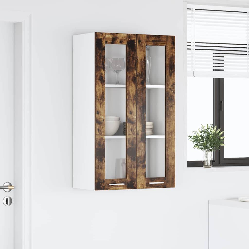 Wandmontierter Holzschrank mit Glastüren zur Präsentation von Glaswaren, neben einem Fenster mit einer Topfpflanze auf dem Fenstersims.