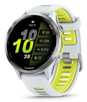 Garmin-Smartwatch mit weißem Gehäuse und neongelb farbigem Armband, das ein digitales Zifferblatt mit Uhrzeit, Datum und Aktivitätsstatistiken anzeigt.