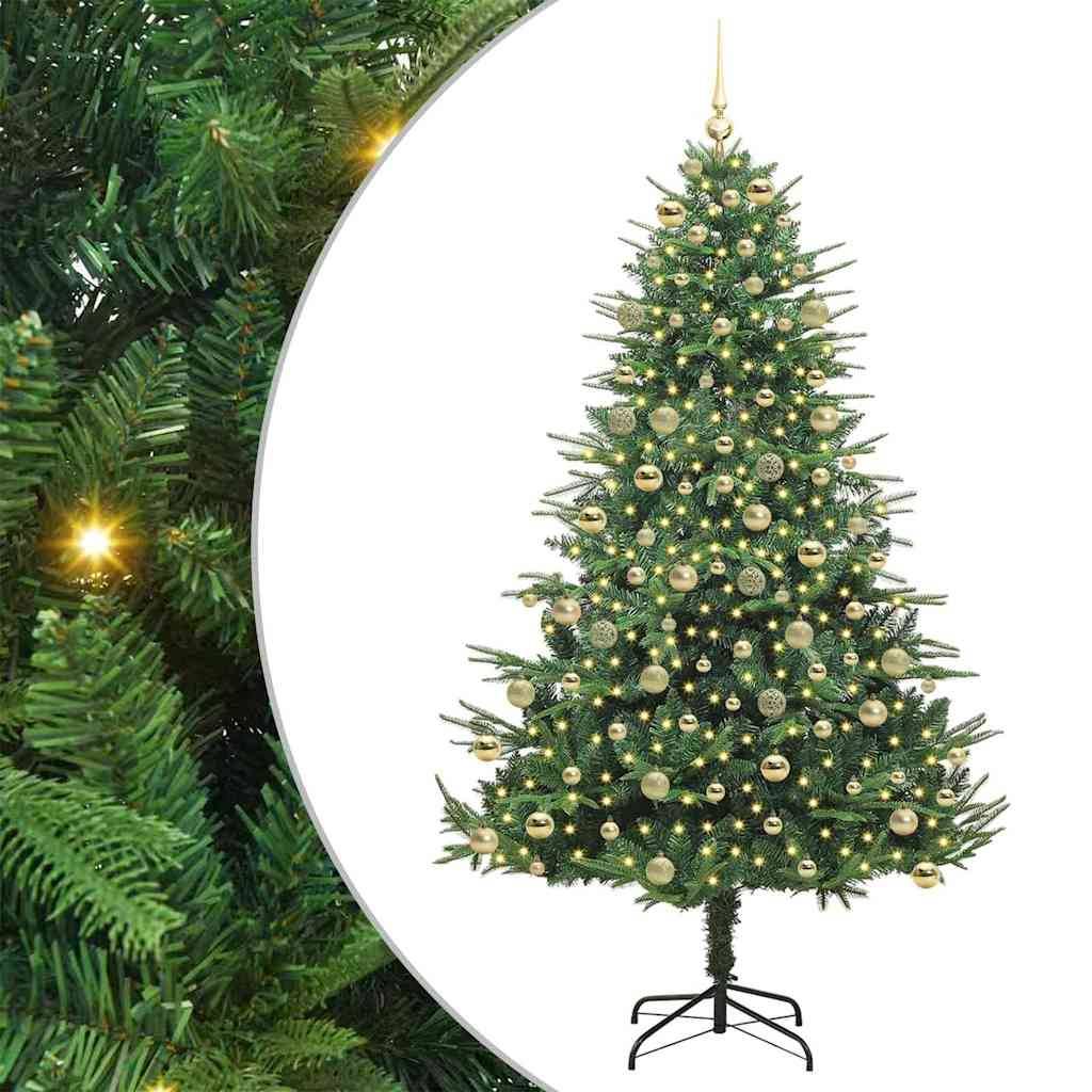 Ein künstlicher Weihnachtsbaum, geschmückt mit goldenen Weihnachtskugeln und Lichtern, ist vor einem teilweisen Hintergrund von Grünpflanzen und funkelnden Lichtern zu sehen.