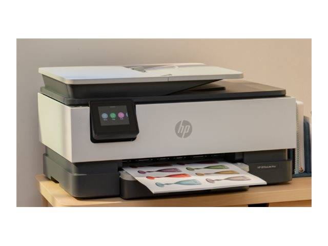 Ein Drucker auf einem Tisch druckt eine farbige Seite. Der Drucker verfügt über ein digitales Display mit Bedienungstasten und dem HP-Logo.