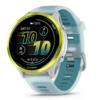 Garmin Smartwatch mit rundem digitalen Display, das die Uhrzeit 10:10 anzeigt, Schritt- und Aktivitätssymbole sowie ein hellblaues Armband mit gelbem Gehäuserahmen.