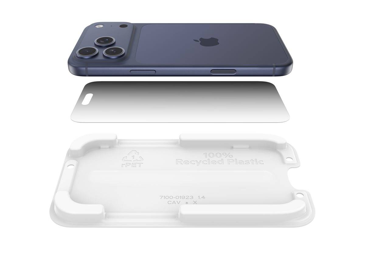 Explodierte Ansicht eines blauen iPhones und seiner transparenten Schutzhülle, die das Telefon, eine Rückseite, und die geformten Hüllenschichten vertikal ausgerichtet zeigt.