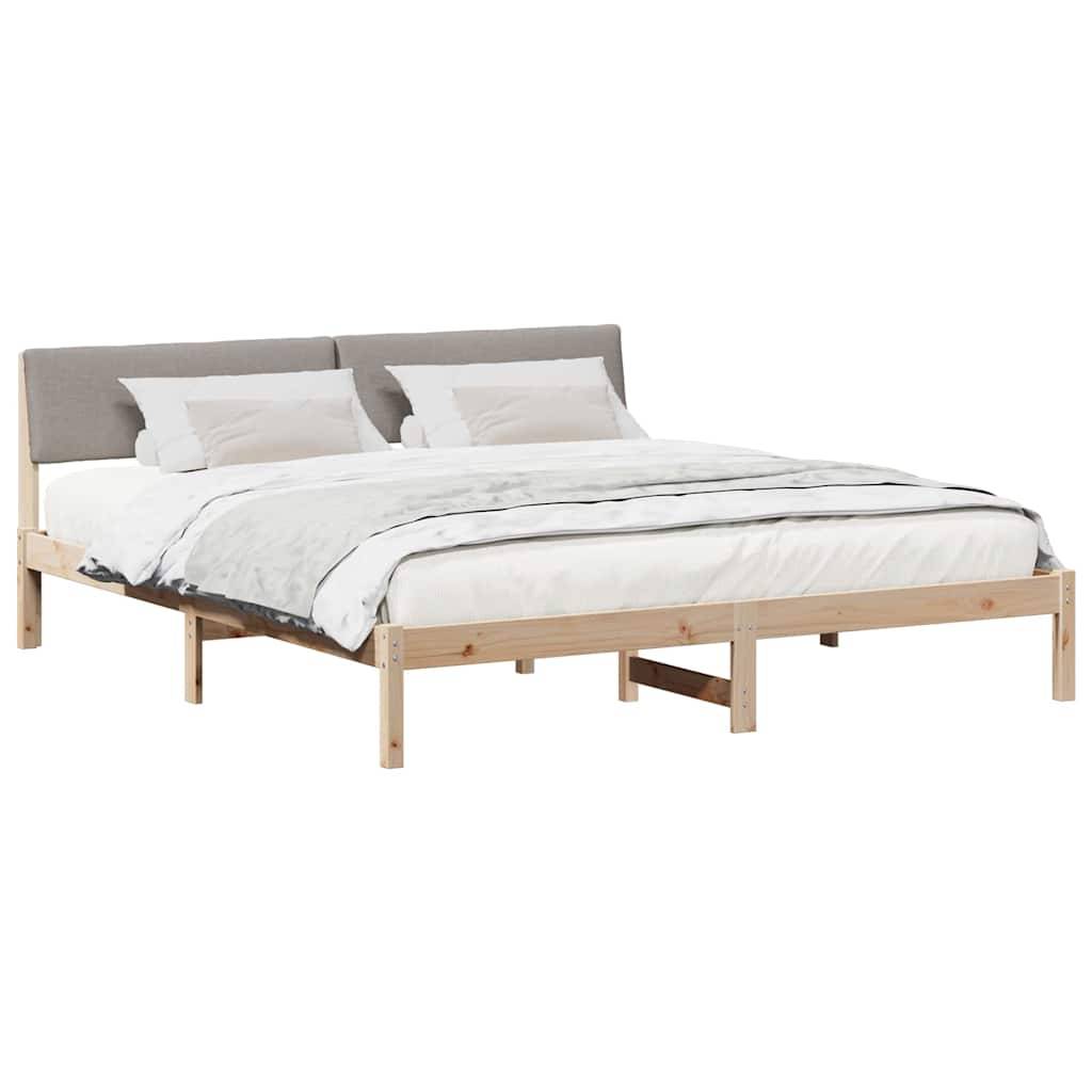 Ein Bett mit Holzrahmen und schlichtem Design, versehen mit einem gepolsterten Kopfteil. Das Bett ist ordentlich gemacht mit weißer Bettwäsche und Kissen.