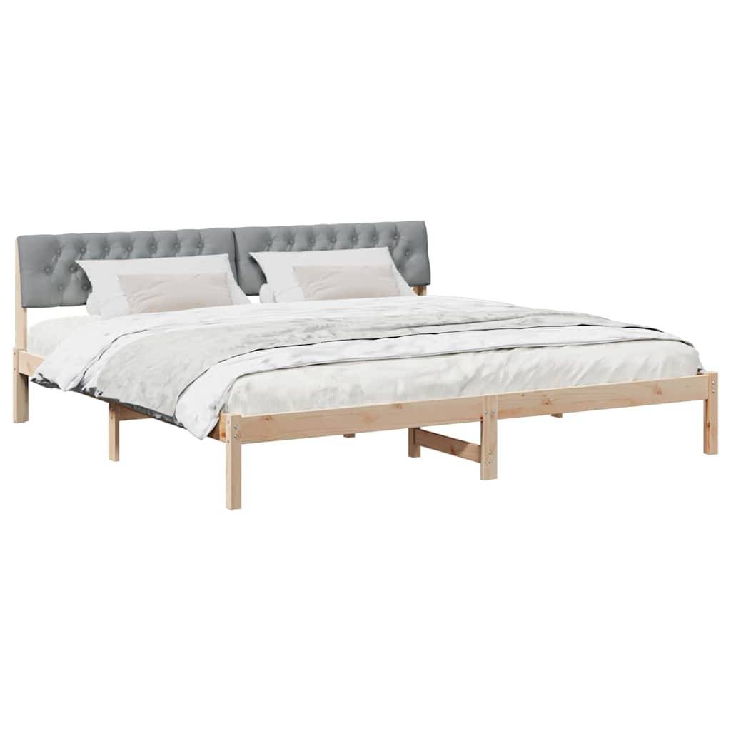 Ein Holzbettgestell mit einem grauen gepolsterten Kopfteil, geschmückt mit einer weißen Matratze und Kissen, das ein modernes Schlafzimmerdesign präsentiert.