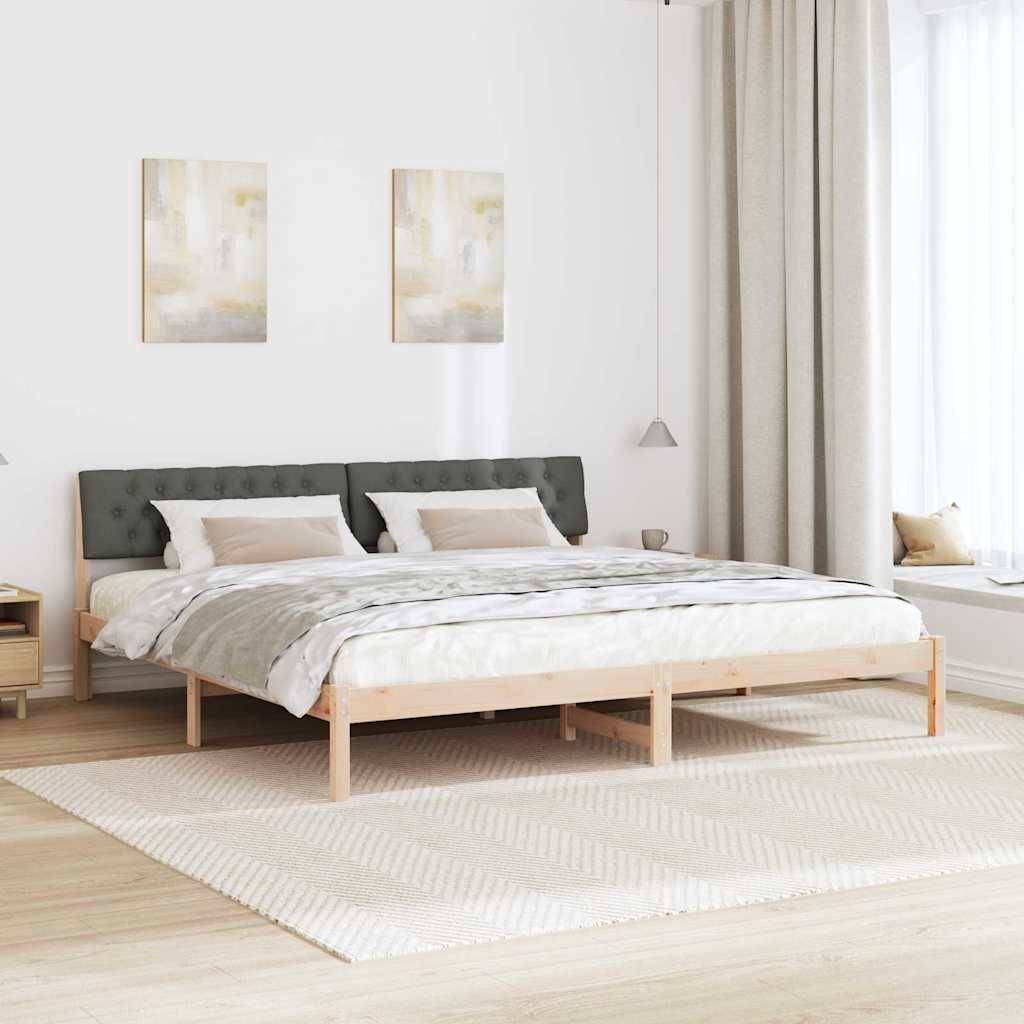Ein modernes Schlafzimmer mit einem grau gepolsterten Bett, weißer Bettwäsche, hellem Holzboden, zwei Wandgemälden und natürlichem Licht von einem großen Fenster.
