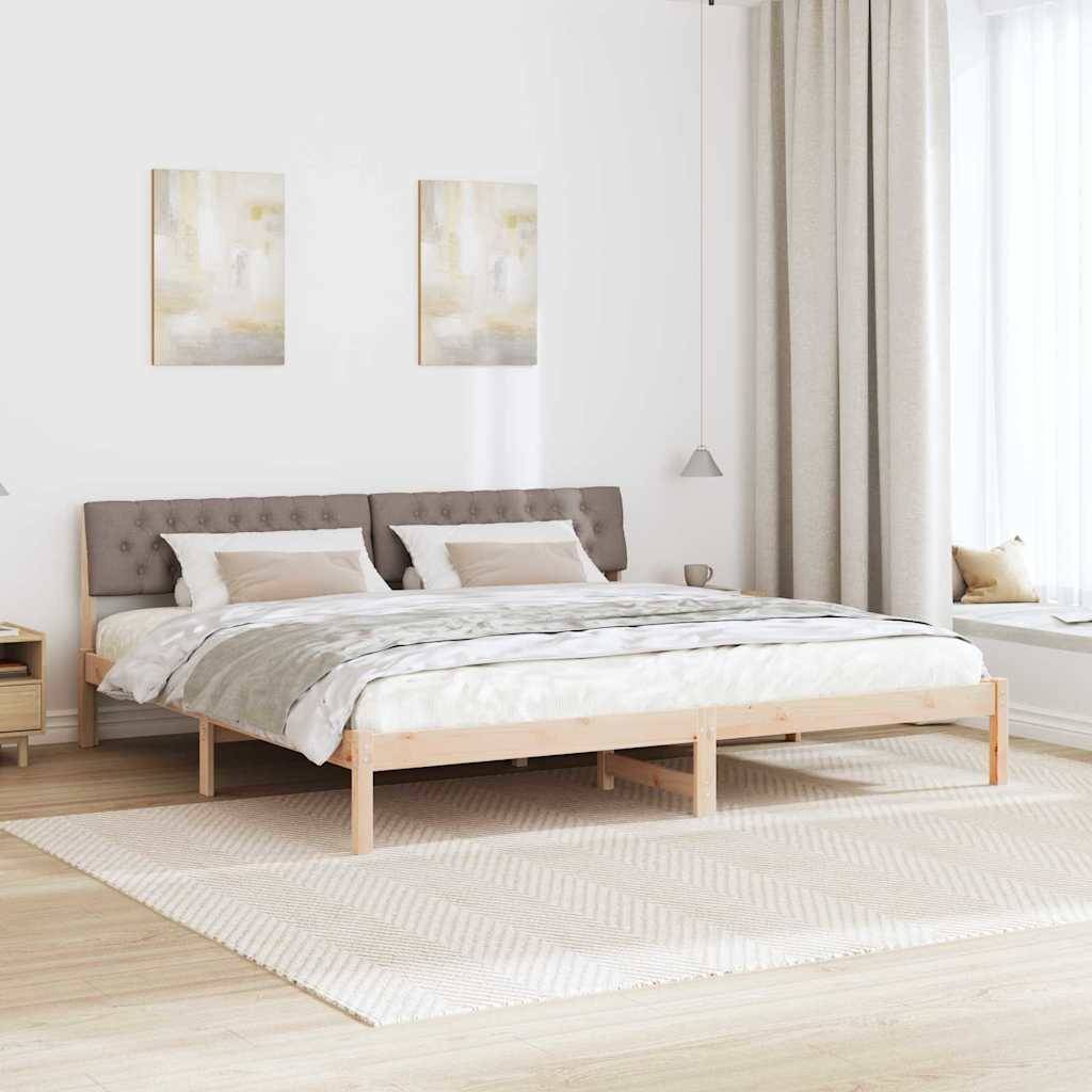 Ein modernes Schlafzimmer präsentiert ein Doppelbett mit beigen Laken, flankiert von passenden Nachttischen und Wandkunst darüber. Weiches natürliches Licht filtert durch transparente Vorhänge.