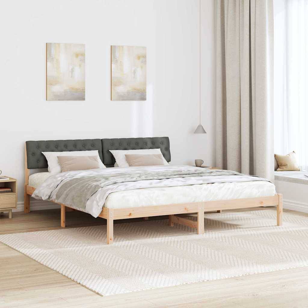 Ein minimalistisches Schlafzimmer mit einem Holzbettgestell, grauem Kopfteil, neutraler Bettwäsche, zwei abstrakten Gemälden, leichten Vorhängen und einem gemütlichen Teppich.